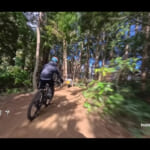 【画像】上級者向けのジャンプ台に絶叫!?　マウンテンバイクに乗ってスリリングなトレイルライドを楽しみ尽くす 〜 画像1