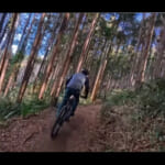 【画像】上級者向けのジャンプ台に絶叫!?　マウンテンバイクに乗ってスリリングなトレイルライドを楽しみ尽くす 〜 画像1
