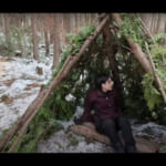 【画像】伐採した木が小屋を直撃するハプニング勃発？　「サバイバル好き女子」のクチャ作りチャレンジに視聴者から労をねぎらうコメントが溢れる 〜 画像1