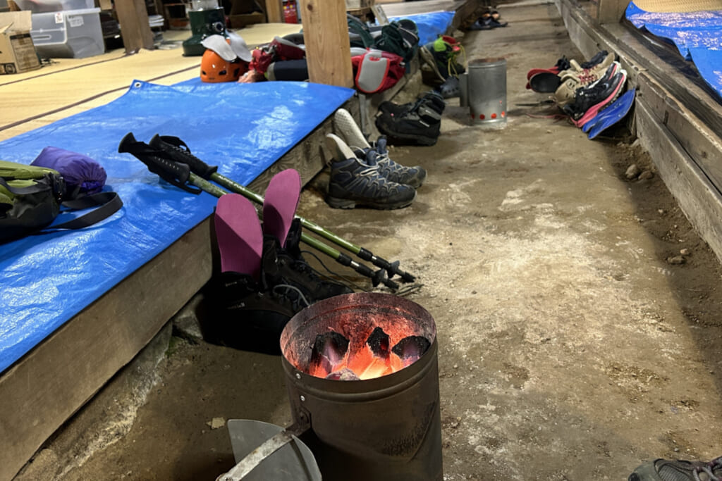山小屋の土間