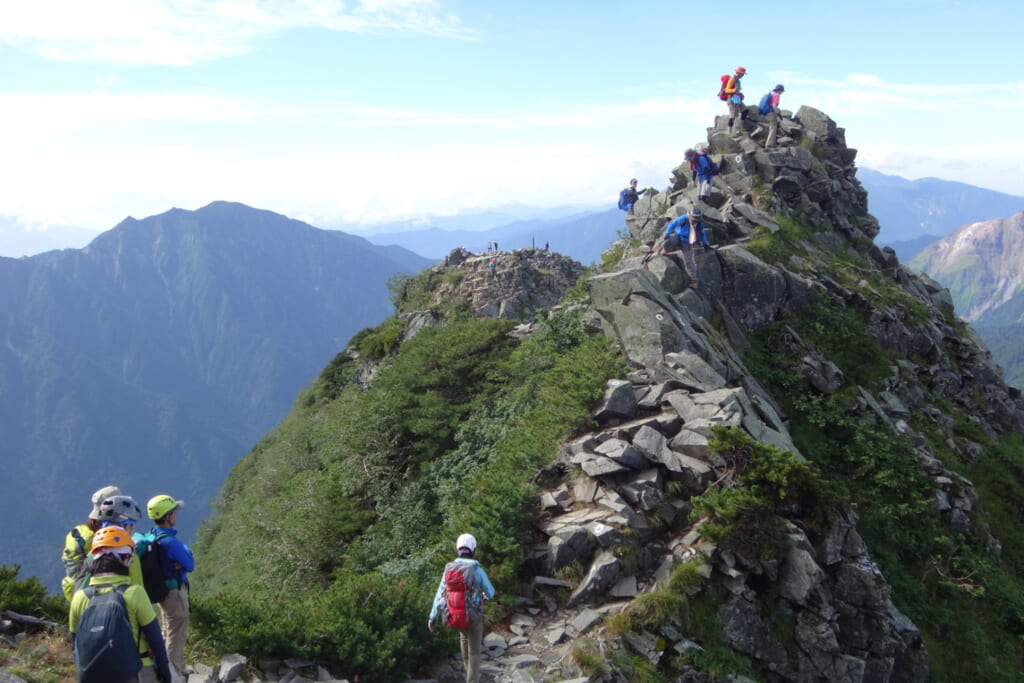 景色と登山者