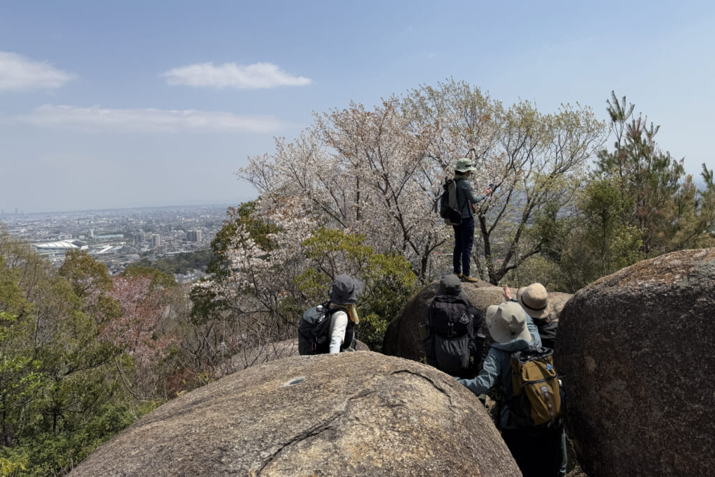 岩場の人々