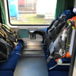 電車の中のバックパック