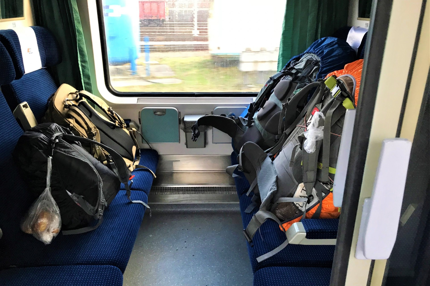 電車の中のバックパック