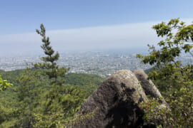 三角の岩