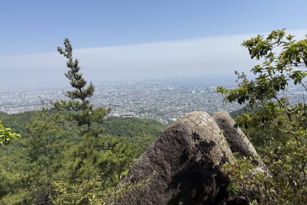 三角の岩