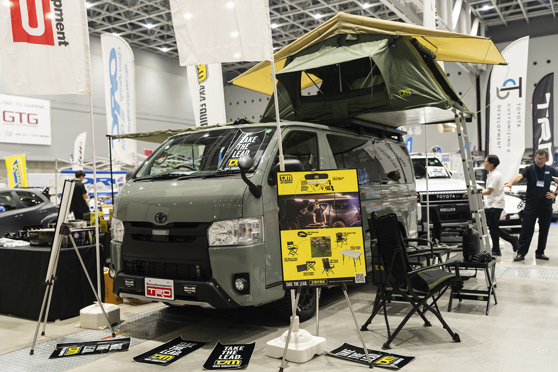 ルーフトップテントを装着したハイエース