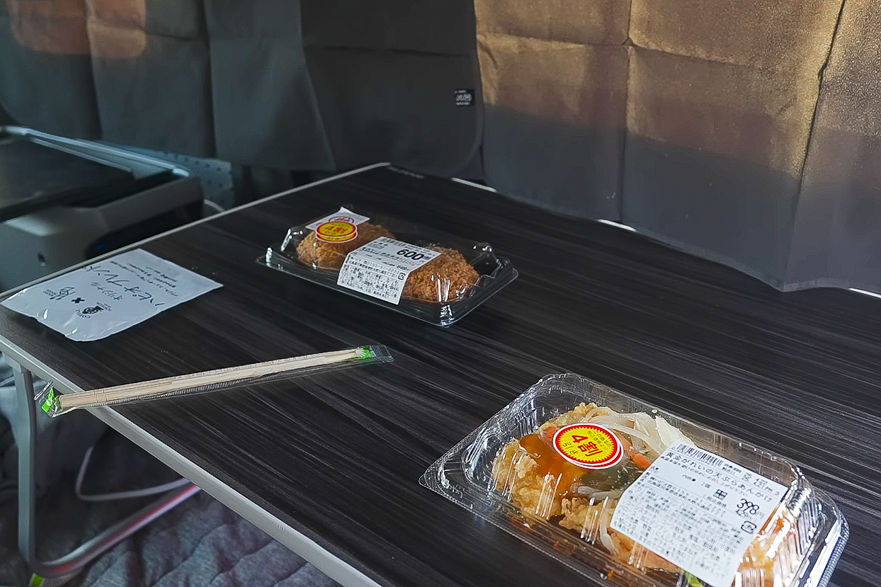 車中泊の前にスーパーの惣菜で夕飯を堪能