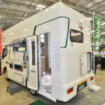 【画像】大家族でもクルマ旅が快適に！　普通自動車免許で運転できるキャブコンの居住性がハンパない 〜 画像1
