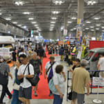 【画像】大家族でもクルマ旅が快適に！　普通自動車免許で運転できるキャブコンの居住性がハンパない 〜 画像1