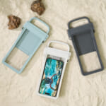 【画像】夏のレジャーで水濡れからスマホを守る！　カラビナ付き防水スマホケース「CARABINERCASE」が新登場 〜 画像1