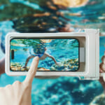 【画像】夏のレジャーで水濡れからスマホを守る！　カラビナ付き防水スマホケース「CARABINERCASE」が新登場 〜 画像1
