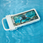 【画像】夏のレジャーで水濡れからスマホを守る！　カラビナ付き防水スマホケース「CARABINERCASE」が新登場 〜 画像1