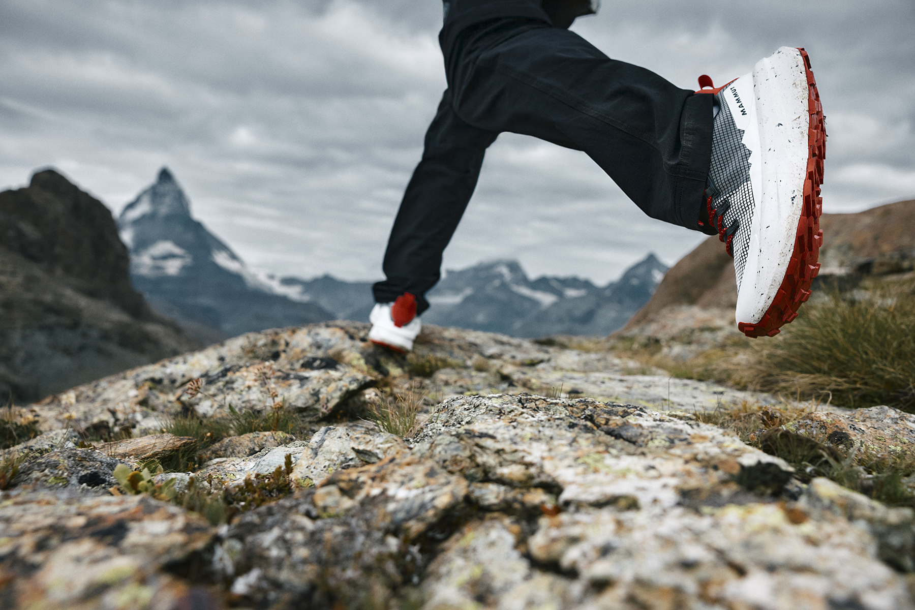 マムート「Aenergy Swiss Hike Low」を履いてトレイルランニングしているイメージカット