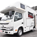 【画像】大家族でもクルマ旅が快適に！　普通自動車免許で運転できるキャブコンの居住性がハンパない 〜 画像1