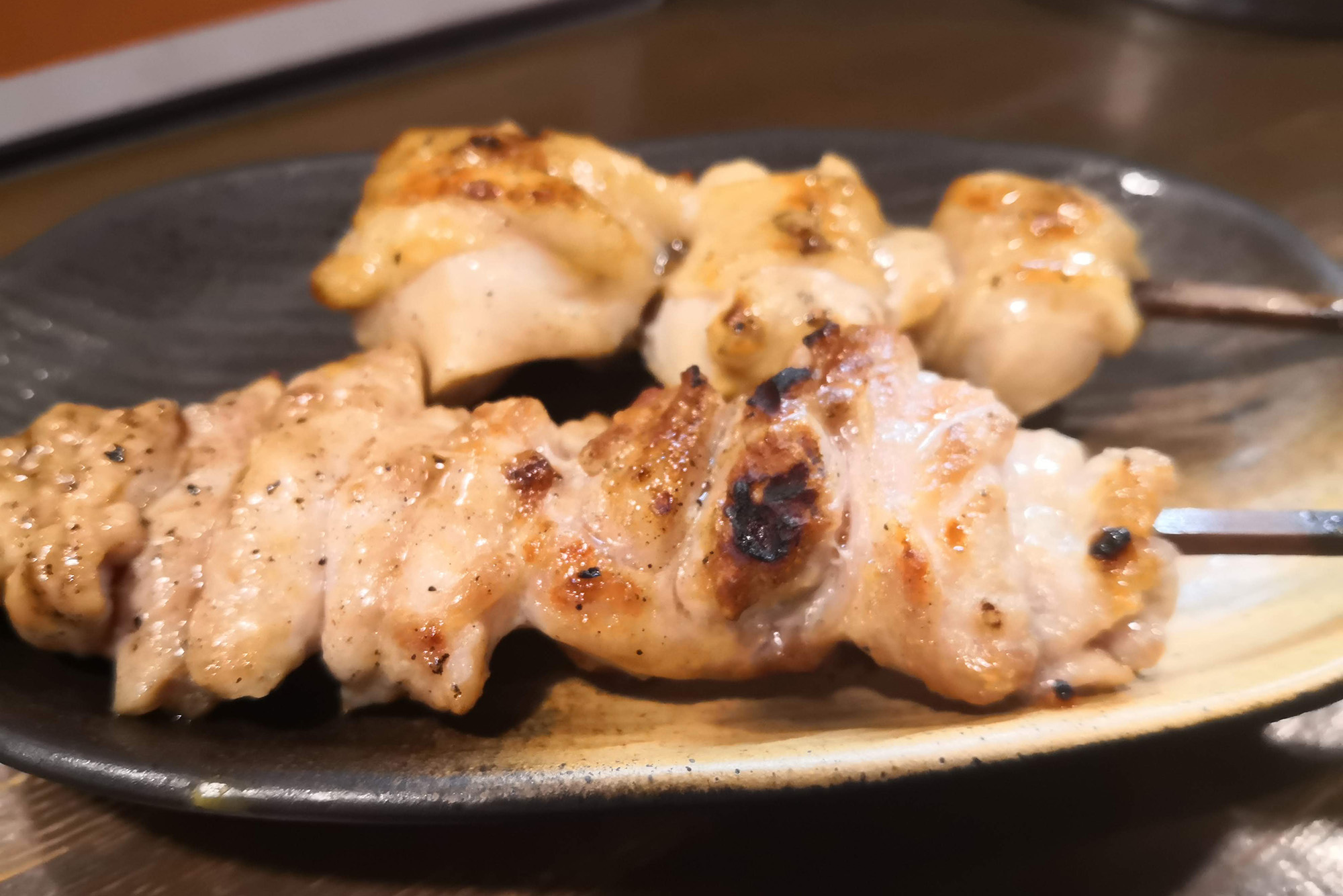 ジョッキ片手に味わう贅沢なひと時「キャンプ」で楽しむ極上の「焼き鳥