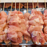 【画像】ジョッキ片手に味わう贅沢なひと時「キャンプ」で楽しむ極上の「焼き鳥」テクニックとは 〜 画像1