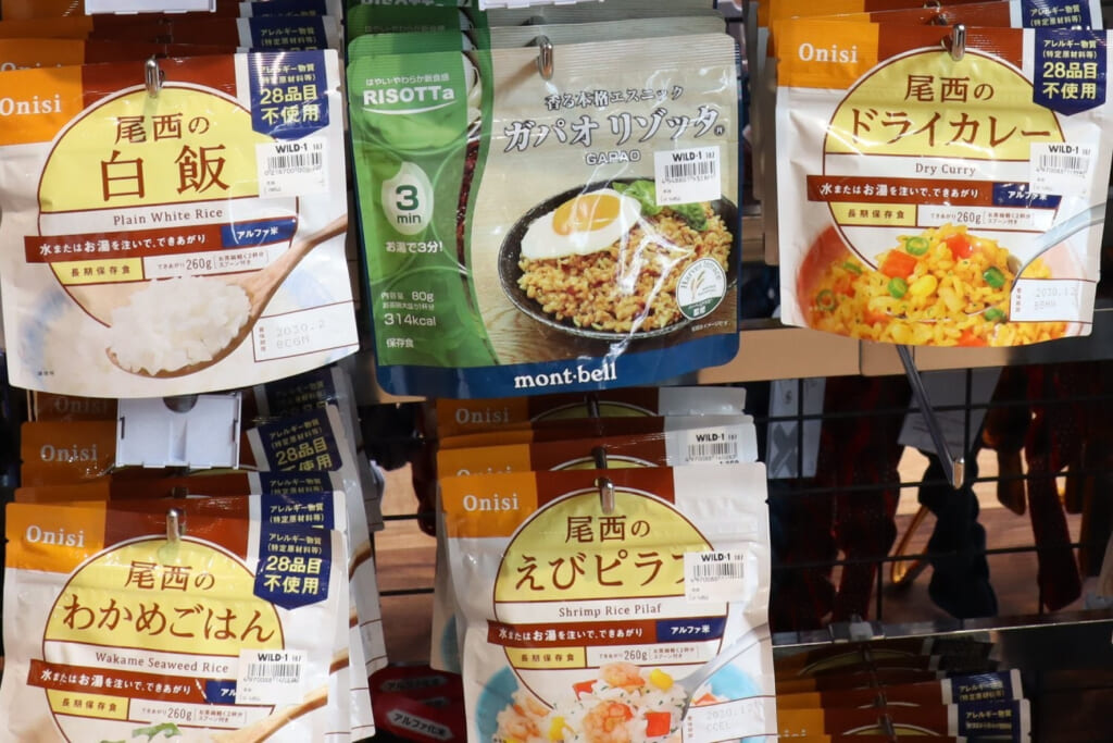 保存食が並ぶ
