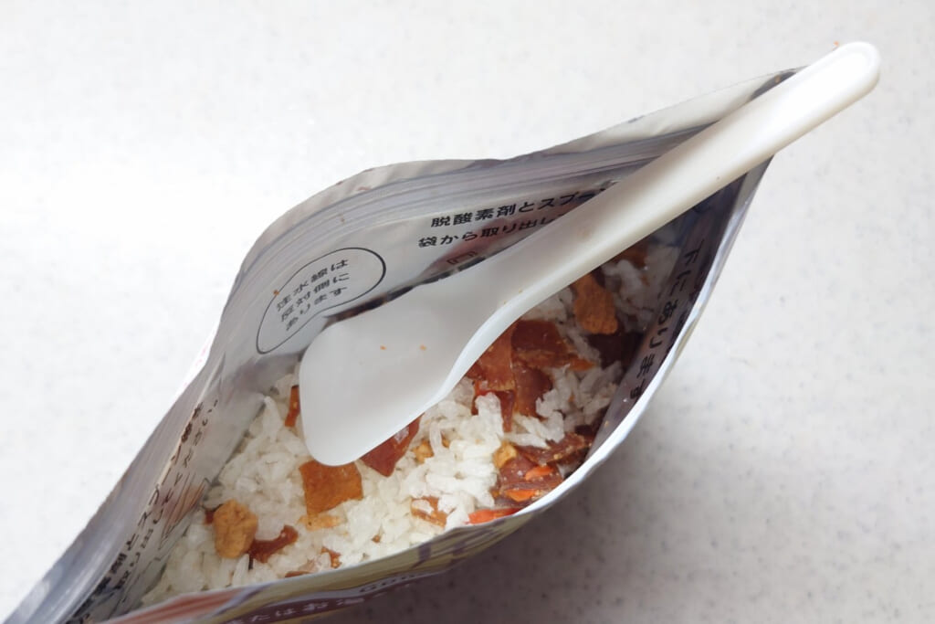 開封した保存食とスプーン