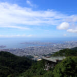 【画像】海を見下ろす絶景と山上の森の緑と不思議に調和する現代アートの作品群！　神戸六甲ミーツ・アート2025開幕 〜 画像1