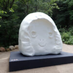 【画像】海を見下ろす絶景と山上の森の緑と不思議に調和する現代アートの作品群！　神戸六甲ミーツ・アート2025開幕 〜 画像1