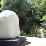 【画像】海を見下ろす絶景と山上の森の緑と不思議に調和する現代アートの作品群！　神戸六甲ミーツ・アート2025開幕 〜 画像1
