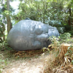 【画像】海を見下ろす絶景と山上の森の緑と不思議に調和する現代アートの作品群！　神戸六甲ミーツ・アート2025開幕 〜 画像1
