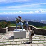 【画像】海を見下ろす絶景と山上の森の緑と不思議に調和する現代アートの作品群！　神戸六甲ミーツ・アート2025開幕 〜 画像1