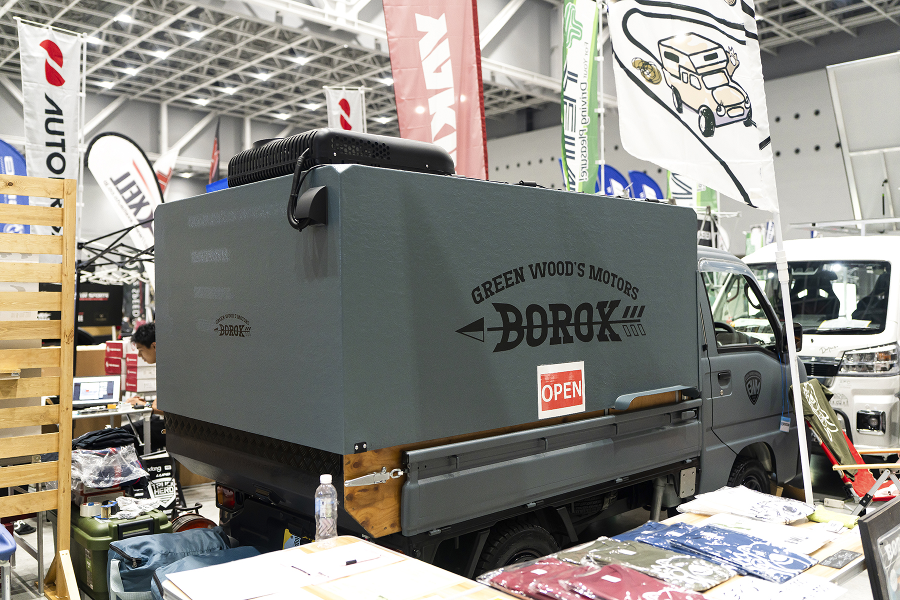 群馬県にあるグリーン・ウッズ・モータースのデモカー（軽トラ）の荷台