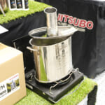 【画像】「ハス切り斜め出しストーブ」に「真円1本出しタイコ付き燻製機」! 見た目はマフラーでもじつはキャンプギアでした 〜 画像1