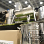 【画像】「ハス切り斜め出しストーブ」に「真円1本出しタイコ付き燻製機」! 見た目はマフラーでもじつはキャンプギアでした 〜 画像1