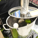 【画像】「ハス切り斜め出しストーブ」に「真円1本出しタイコ付き燻製機」! 見た目はマフラーでもじつはキャンプギアでした 〜 画像1