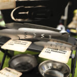 【画像】「ハス切り斜め出しストーブ」に「真円1本出しタイコ付き燻製機」! 見た目はマフラーでもじつはキャンプギアでした 〜 画像1