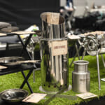 【画像】「ハス切り斜め出しストーブ」に「真円1本出しタイコ付き燻製機」! 見た目はマフラーでもじつはキャンプギアでした 〜 画像1