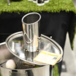 【画像】「ハス切り斜め出しストーブ」に「真円1本出しタイコ付き燻製機」! 見た目はマフラーでもじつはキャンプギアでした 〜 画像1