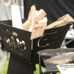 【画像】「ハス切り斜め出しストーブ」に「真円1本出しタイコ付き燻製機」! 見た目はマフラーでもじつはキャンプギアでした 〜 画像1