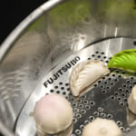 【画像】「ハス切り斜め出しストーブ」に「真円1本出しタイコ付き燻製機」! 見た目はマフラーでもじつはキャンプギアでした 〜 画像1