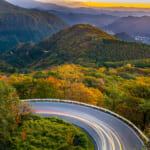 【画像】紅葉・直線・砂浜をめぐる絶景！　走りで楽しむ日本の「観光ドライブルート」3選 〜 画像1