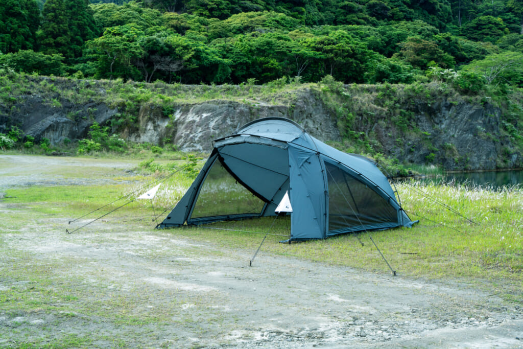 シェードを設置したテント全景