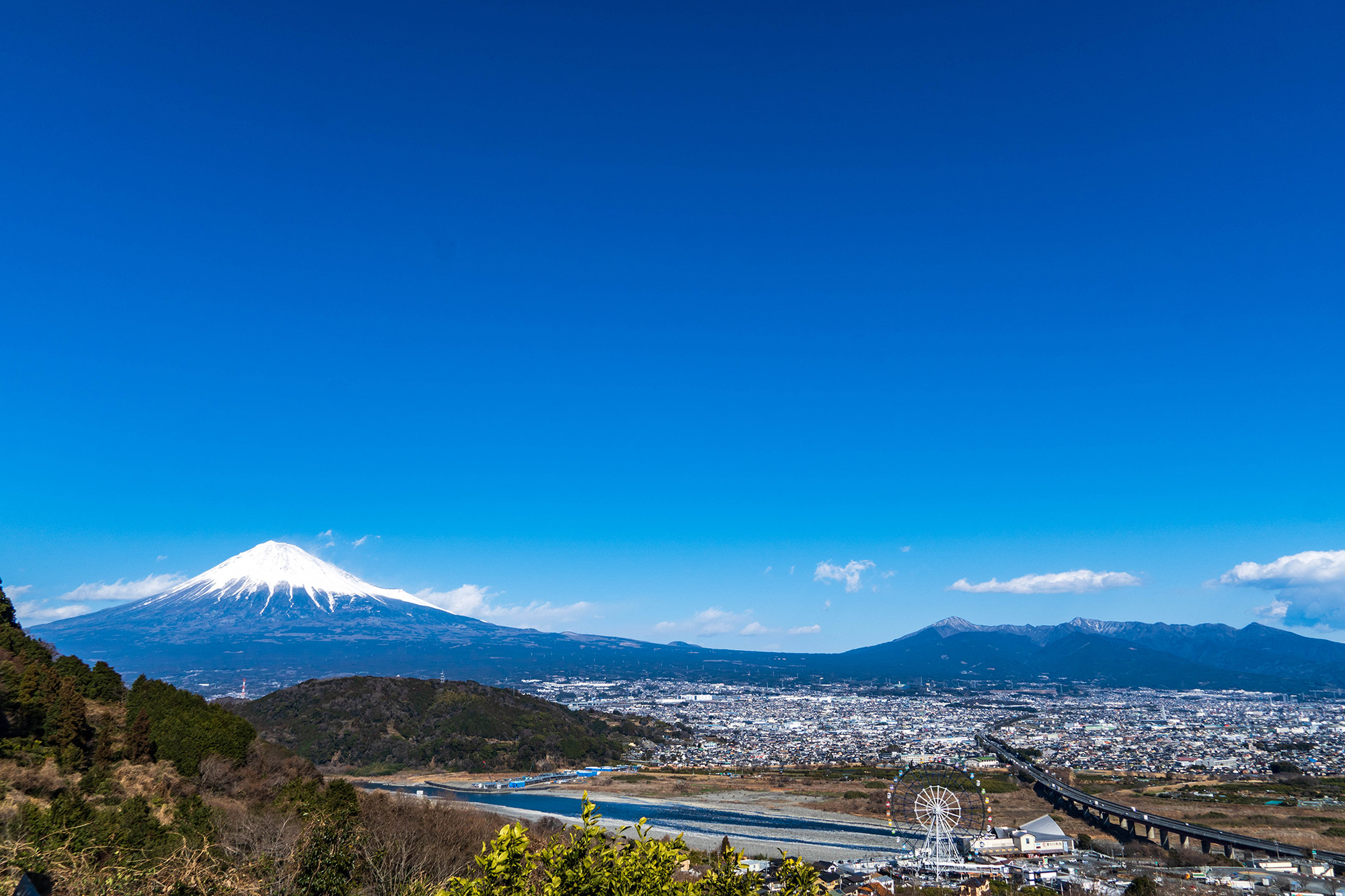 富士山の雄姿や日本海に沈む夕日も楽しめる！　思わず目的地にしたくなる「道の駅」3選