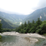 【画像】憧れの「岩の殿堂」穂高連峰へ！　涼しさ満点の山岳リゾート「上高地」から標高2170mの岳沢を目指す 〜 画像1