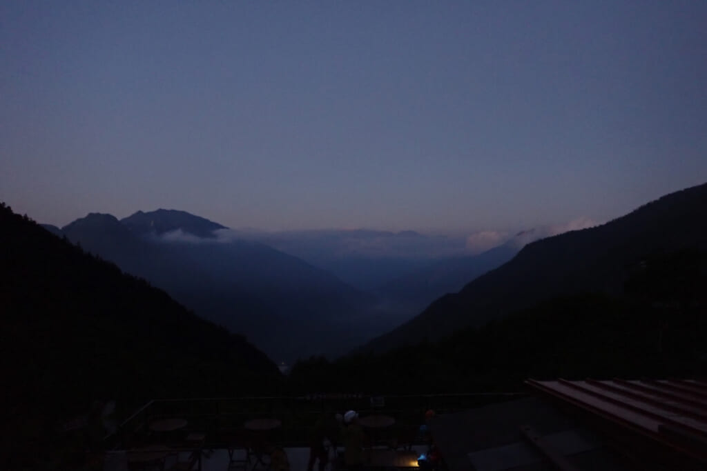 夜明け前の空