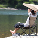 【画像】その手があったか!?　イスと日傘がドッキングした「シェードチェア」なら夏のレジャーも快適過ぎる 〜 画像1