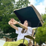 【画像】その手があったか!?　イスと日傘がドッキングした「シェードチェア」なら夏のレジャーも快適過ぎる 〜 画像1