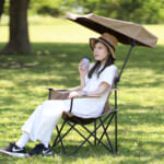 【画像】その手があったか!?　イスと日傘がドッキングした「シェードチェア」なら夏のレジャーも快適過ぎる 〜 画像1