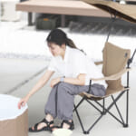 【画像】その手があったか!?　イスと日傘がドッキングした「シェードチェア」なら夏のレジャーも快適過ぎる 〜 画像1