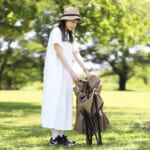 【画像】その手があったか!?　イスと日傘がドッキングした「シェードチェア」なら夏のレジャーも快適過ぎる 〜 画像1