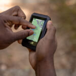 【画像】軽量コンパクトなハンディGPS！　マルチバンドの衛星通信で道なき山中も正確にナビゲート 〜 画像1