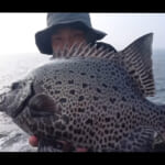 【画像】底物師憧れの一級磯でミラクルが……！　イシガキダイを狙っていたはずが「半額イワシ」で釣れたまさかの巨大魚に大興奮 〜 画像1