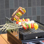【画像】串焼きに革命！　串パの楽しさと美味を堪能できる“くるくる回してピタッと止まる”新発想スタンド「串ピタ」が完璧な焼き加減を実現 〜 画像1